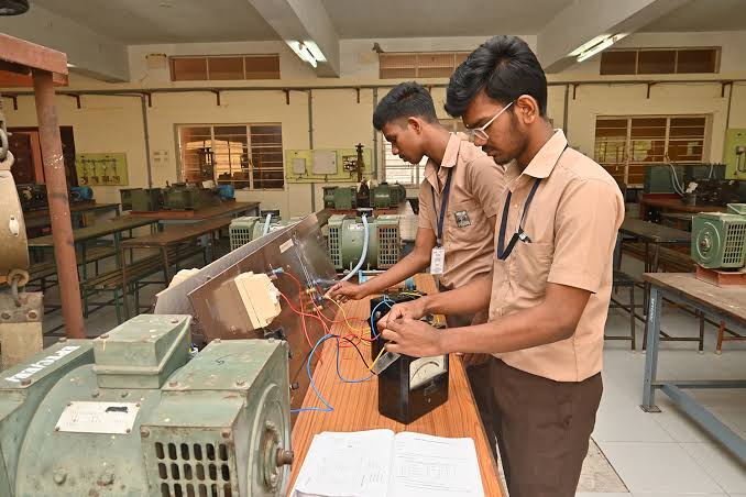 Diploma in Electrical Engineering Image